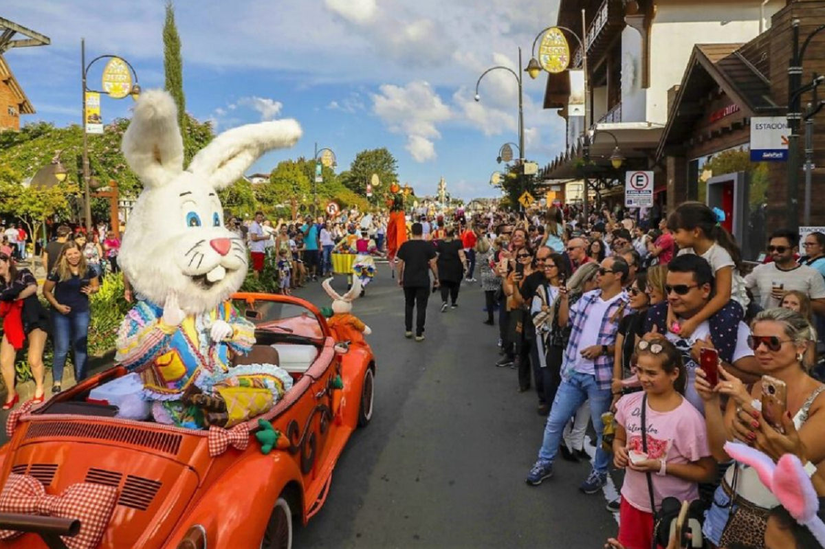 Família em gramado curtindo época de páscoa