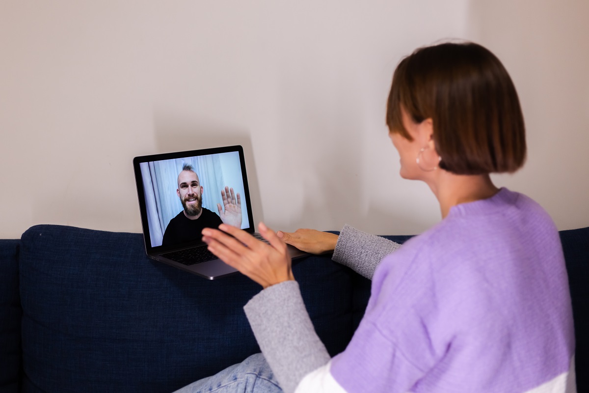 Mulher em casa fazendo video-chamada em plataforma digital para psicológos